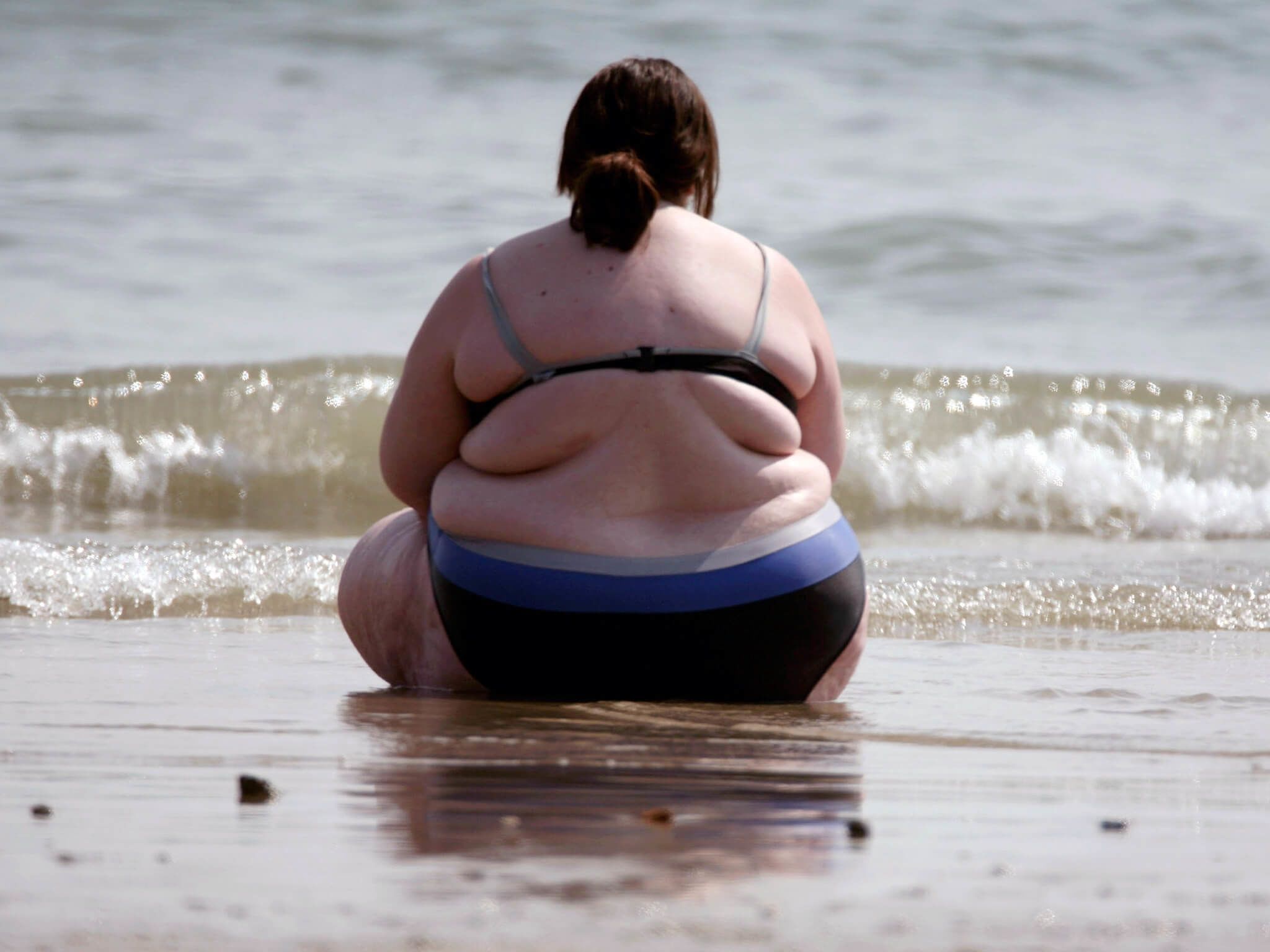Толстожопая барышня шляется по пляжу