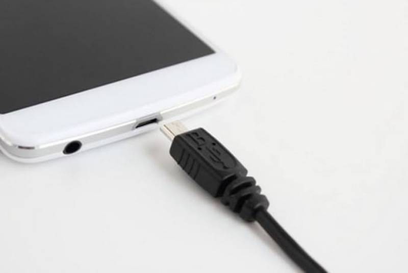 7 Cara Memperbaiki HP Android Yang Tidak Bisa Di Charge | Popmama.com ...