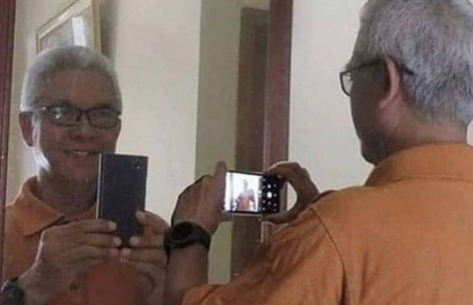 10 Potret Lucu Bapak Bapak Selfie 