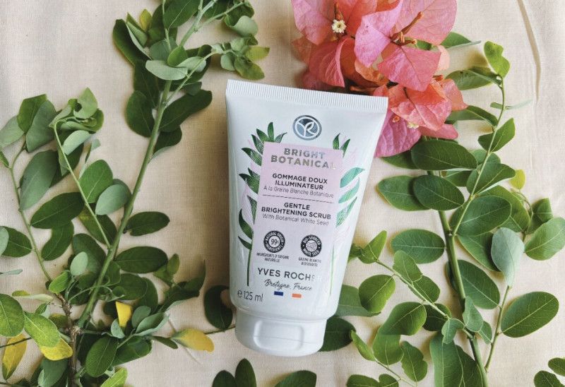 Review Yves Rocher Bright Botanical Gentle Brightening Scrub Dan Harga