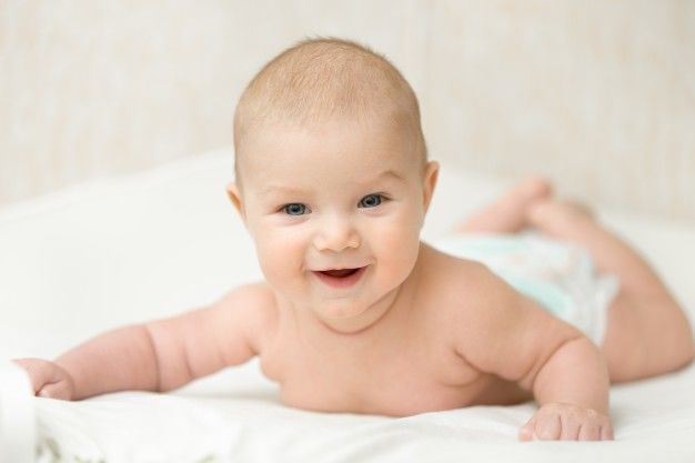 4 Cara Membuat Bayi Nyaman Saat Tummy Time