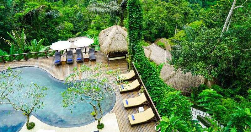 4. Suasana berenang natural nan romantis Nandini Bali