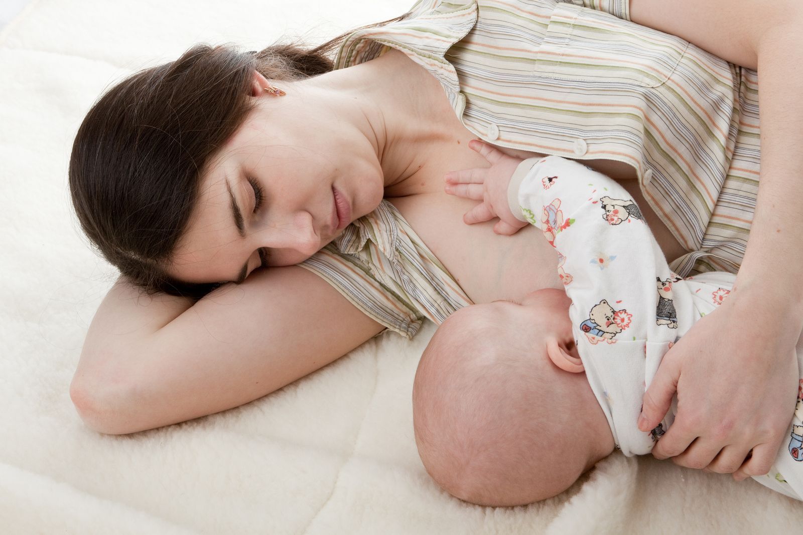 Apa Risiko Menyusui Bayi Dalam Posisi Tidur