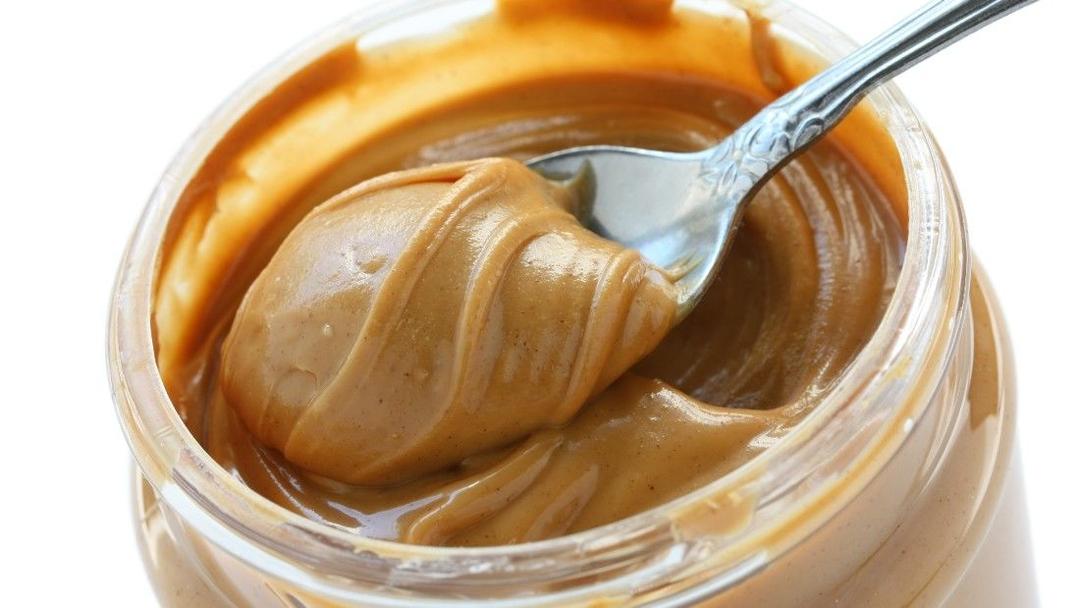 4. Tambahkan selai kacang meredakan pedas masakan