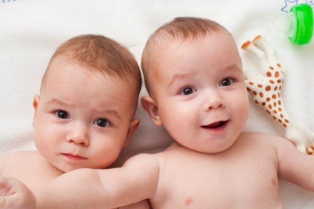 2. Hal perlu diperhatikan saat menyusui bayi kembar