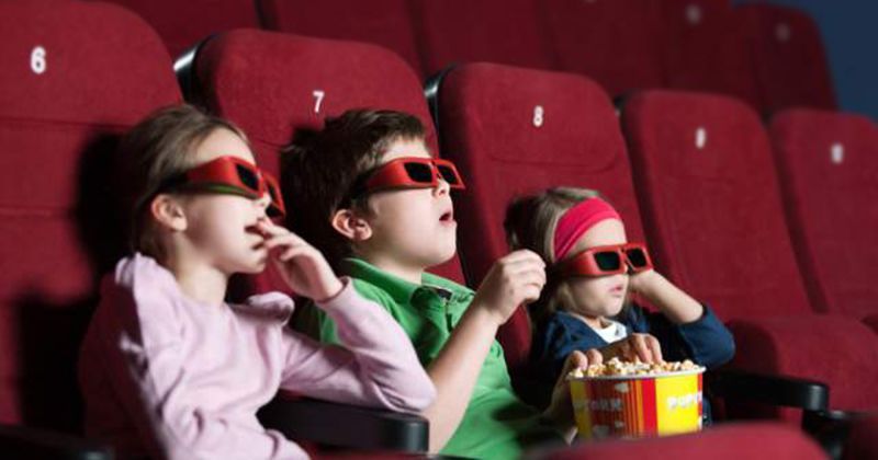 Kapan Waktu Tepat Mengajak Anak Nonton Bioskop