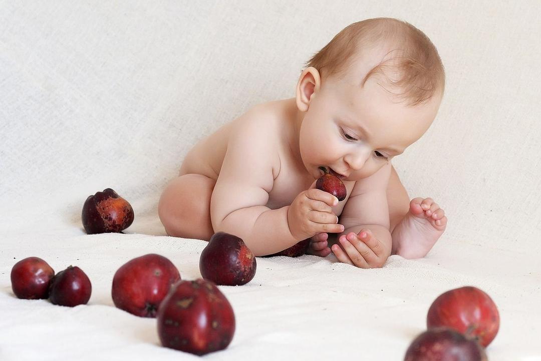 Perhatikan Ini Jika Si Kecil Memakan Makanan Jatuh Lantai