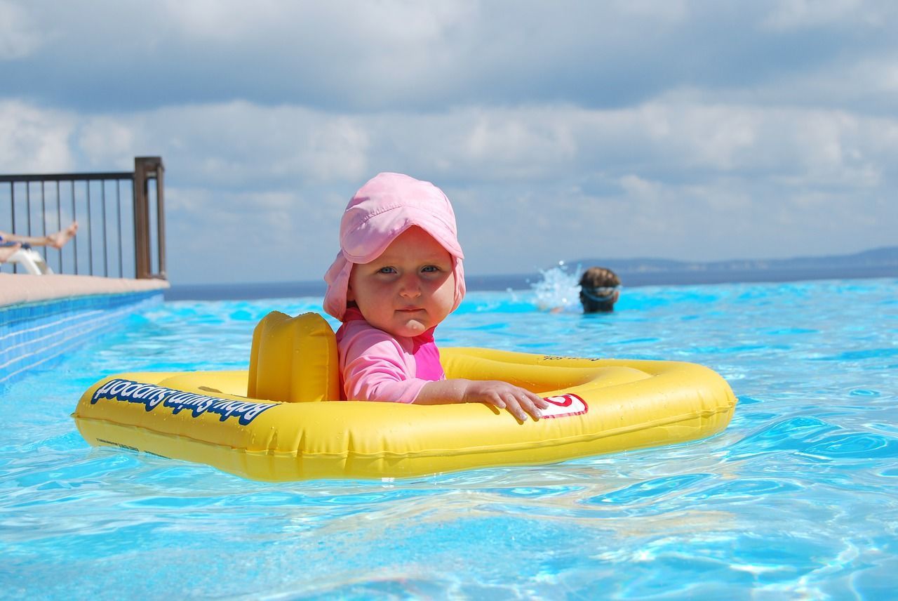 Tips agar Aktivitas Berenang Aman Bayi