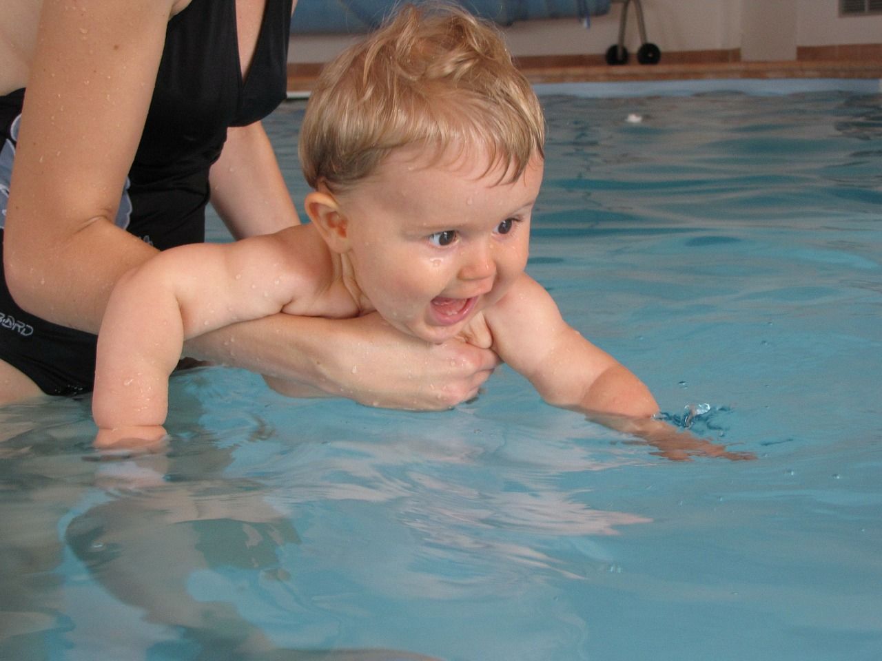 1. Berenang melatih otot seluruh tubuh bayi