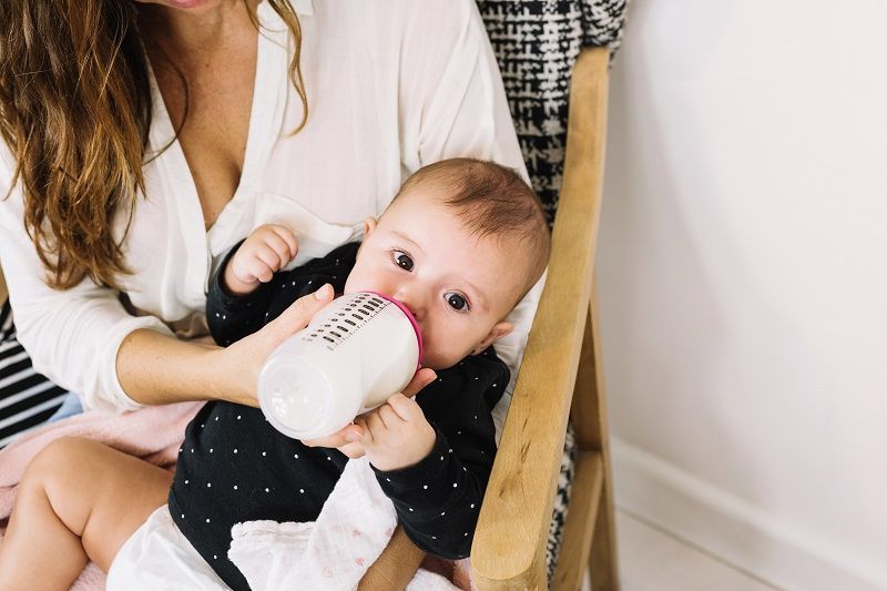 Benarkah Menyusu Botol Menyebabkan Bayi Kelak Menjadi Kidal
