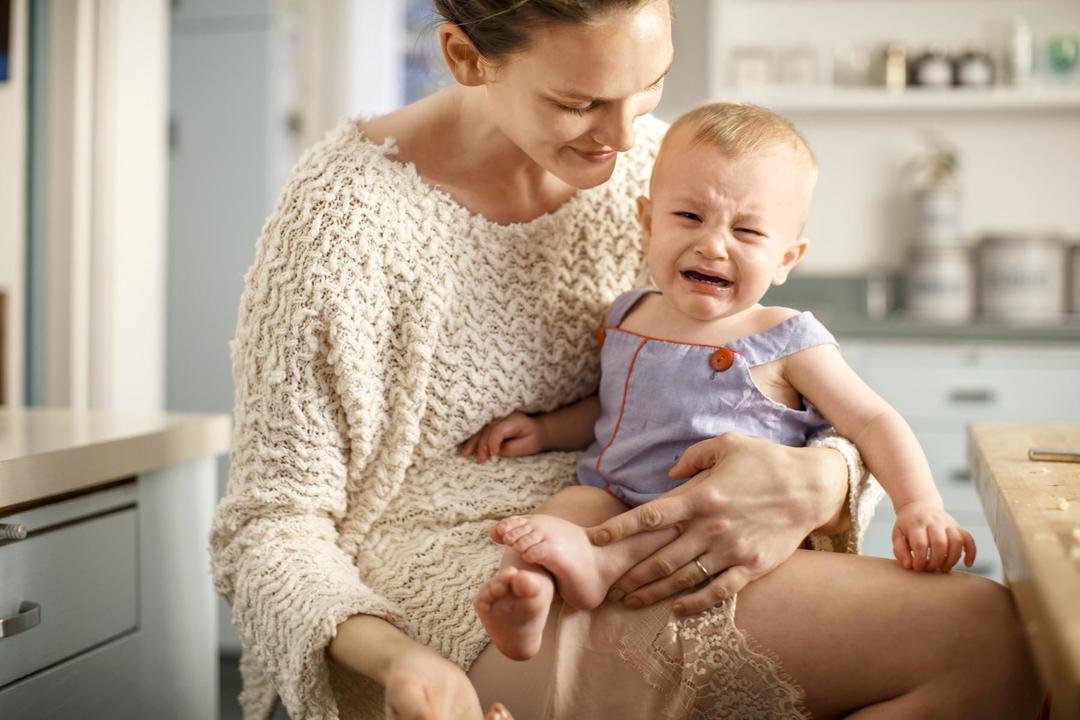 Tanda-tanda Bayi Mama Memiliki Stranger Anxiety