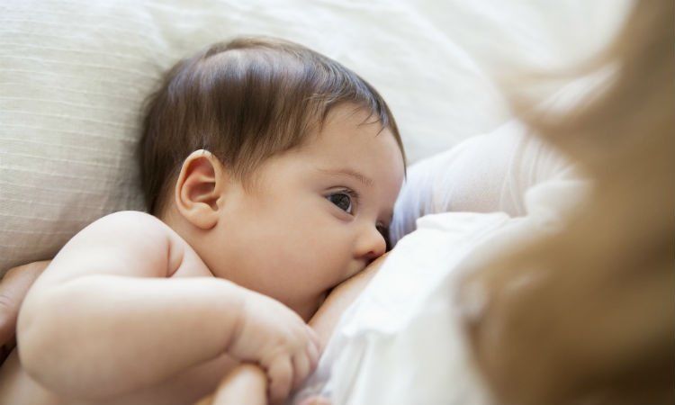 Tanda Cluster Feeding atau Bayi Tidak Berhenti Menyusu | Popmama.com