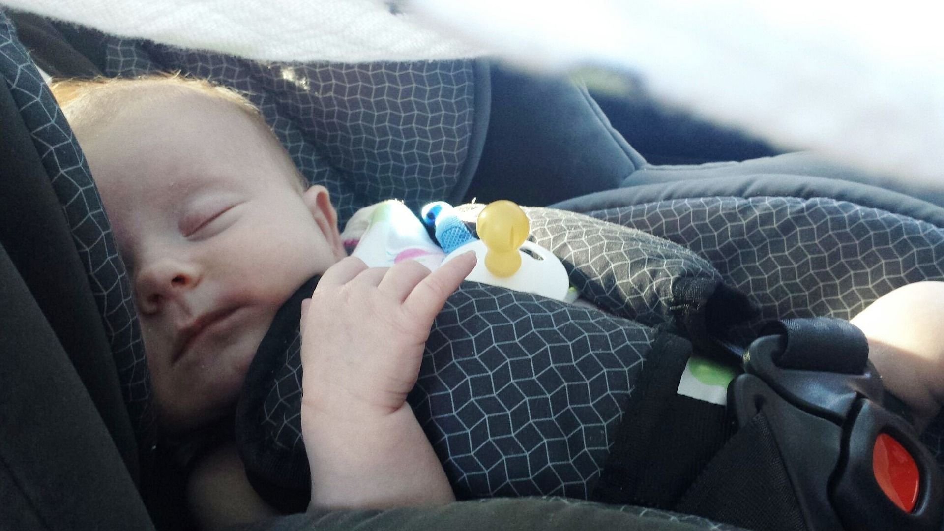 7. Meletakkan bayi car seat sejenak