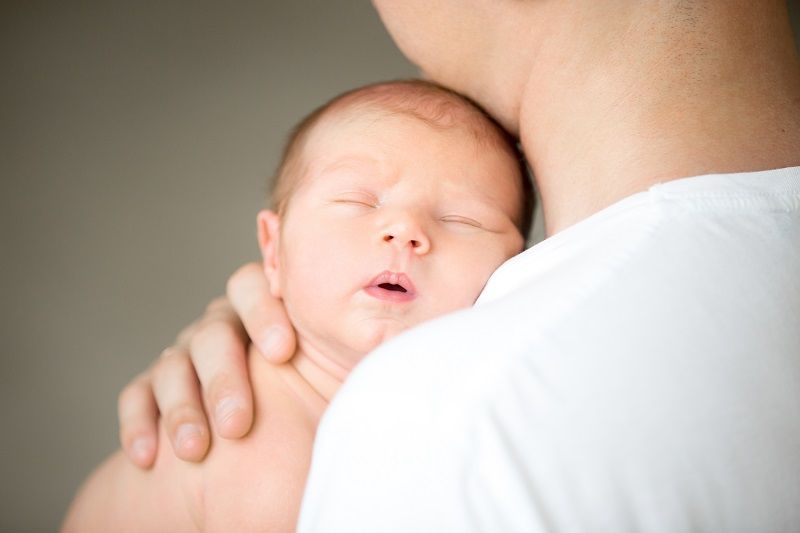 1. Menggendong bayi sambil memeluk (shoulder hold)