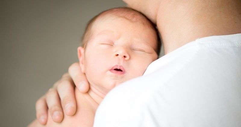 Apakah Baik Membiarkan Bayi Tidur Di Pelukan Mama Popmama 