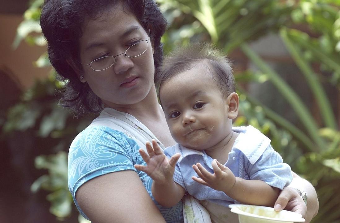 5. Dampingi waktu makan Si Kecil