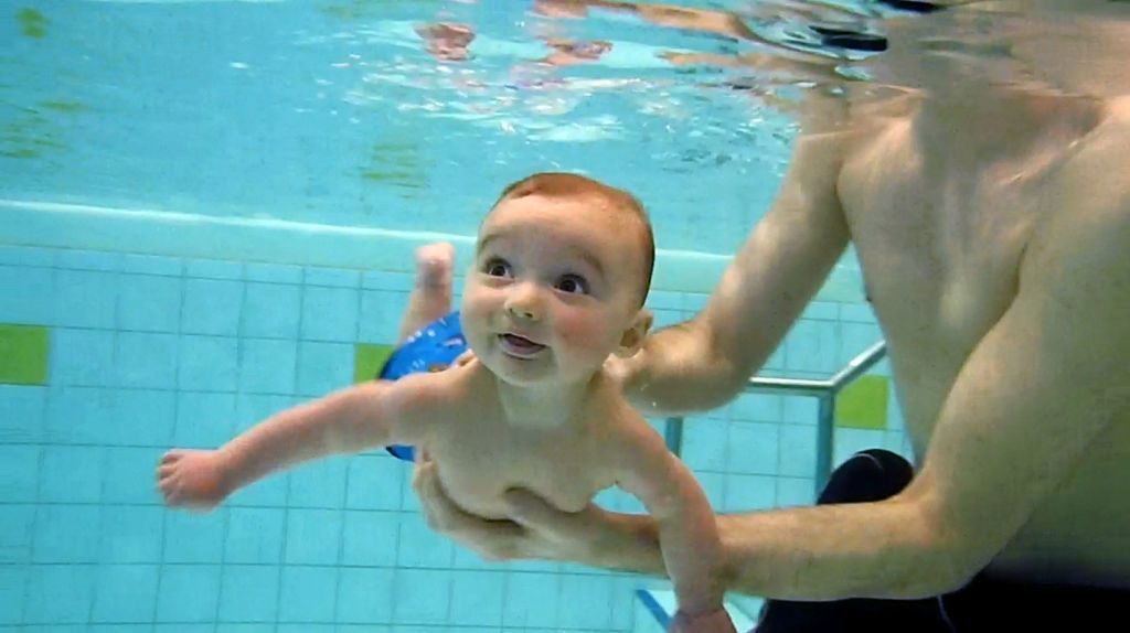6 Manfaat Berenang bagi Bayi. Wah, Bisa Meningkatkan Nafsu Makan Nih