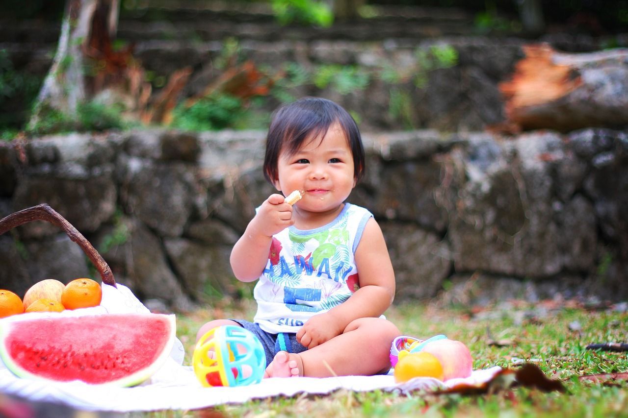 4. Bayi belajar makan mandiri