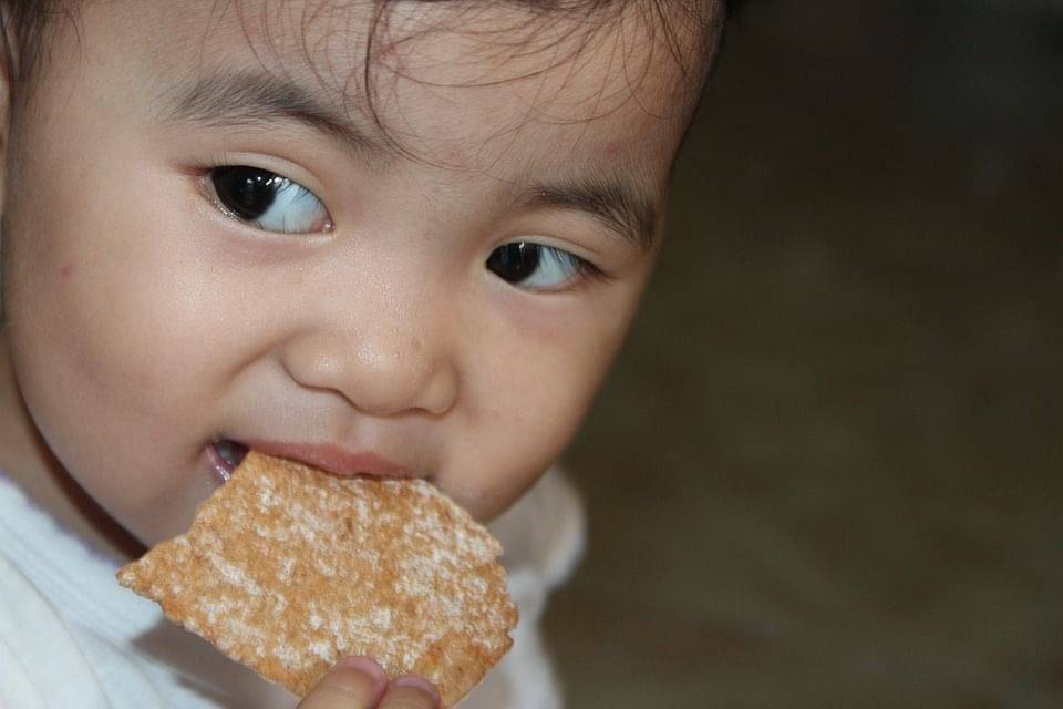 1. Merasakan tekanan saat hendak makan