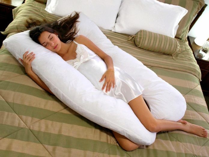 2. U-shaped pregnancy body pillow