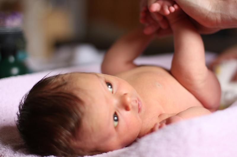 5. Pastikan tubuh bayi tetap kering
