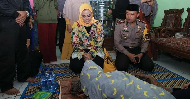 Unit PPA Polres Karawang mempertemukan Sinta jenazah Calista rumah duka