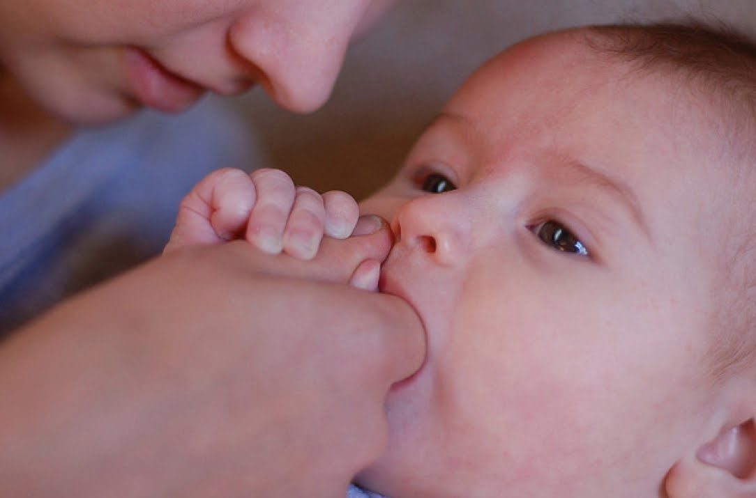 Cara Mengatasi Bayi Suka Menggigit