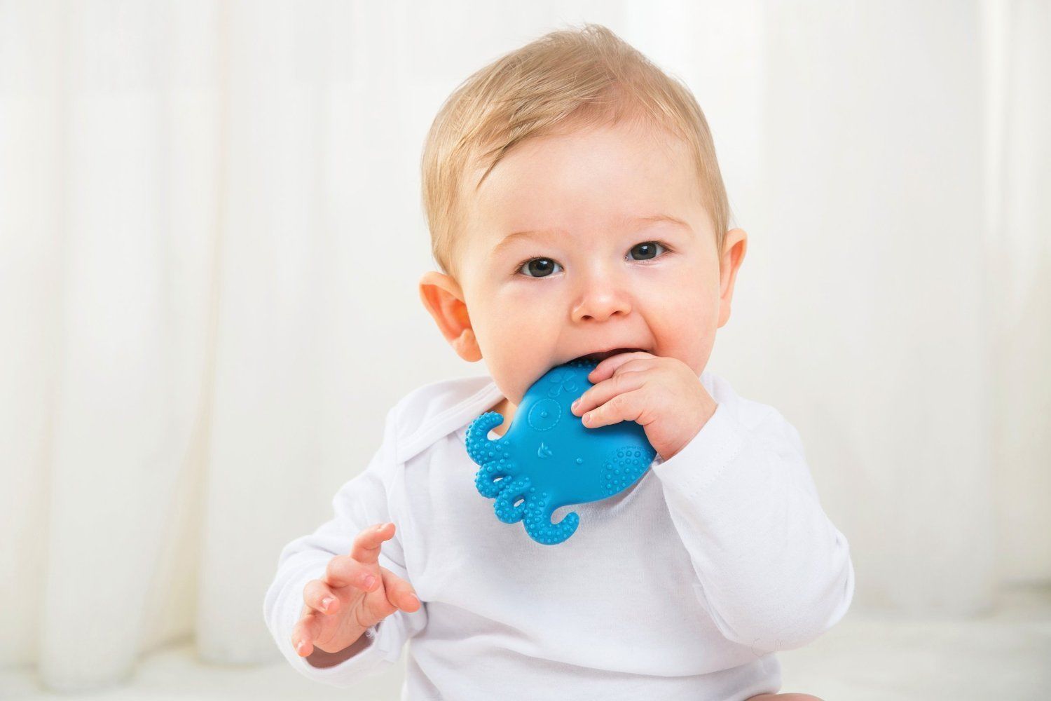 Baby s. Младенец с грызунком. Baby Teething Toys. Ребенок 3 года улыбка. Малыш грызет грызунок.