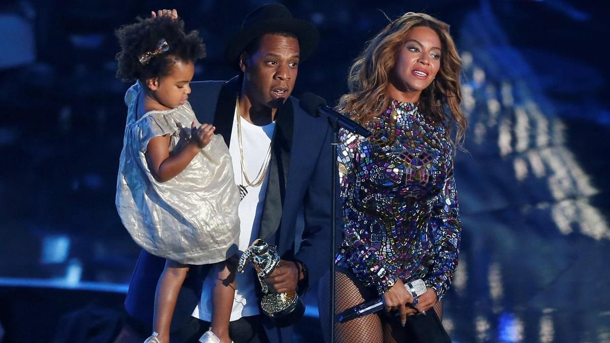 8. Momen mengharukan ketika Jay-Z Blue Ivy memberikan piala penghargaan Beyonce