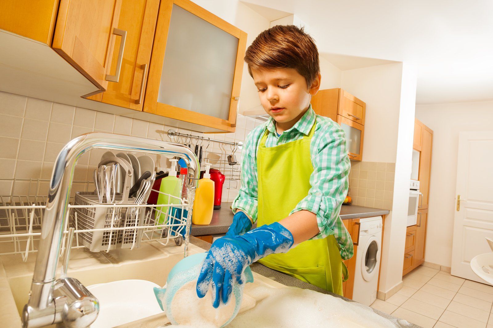Семья моет посуду. Мальчик моет посуду. Пацан моет посуду. Пацан моющий посуду. Мальчик помыл посуду.