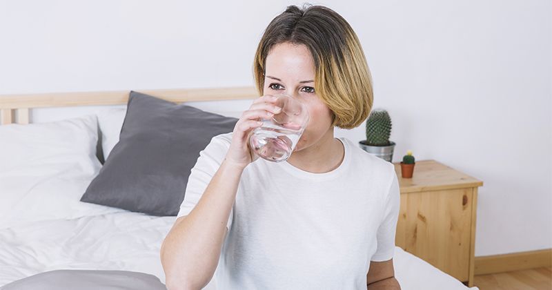 6 Manfaat Minum Air Putih Sebelum Tidur