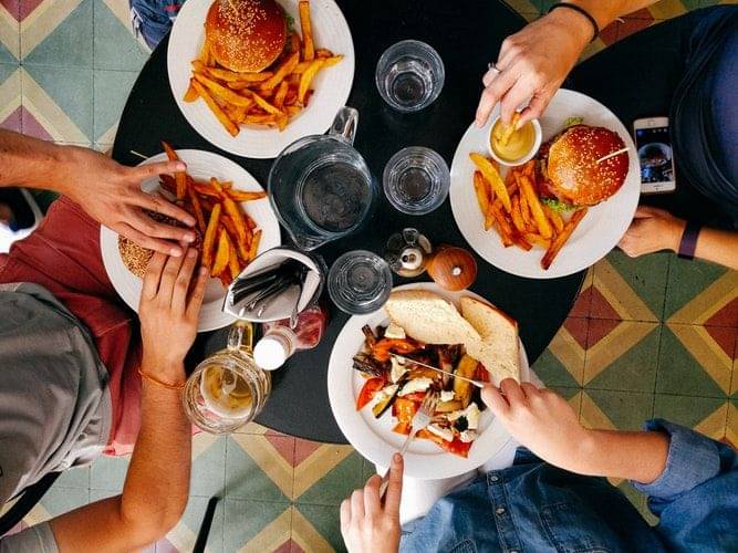 1. Nggak semua makanan harus dihidangkan saat buka puasa