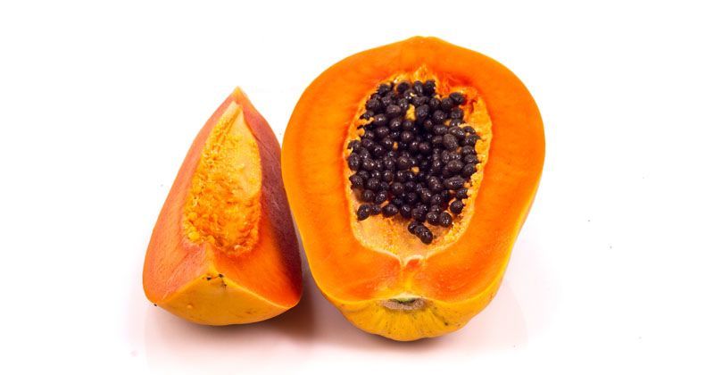 7. Mengonsumsi buah pepaya sudah matang sebagai camilan sehat