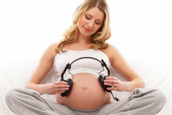 3. Si bayi bisa mendengar suara mama dari dalam perut