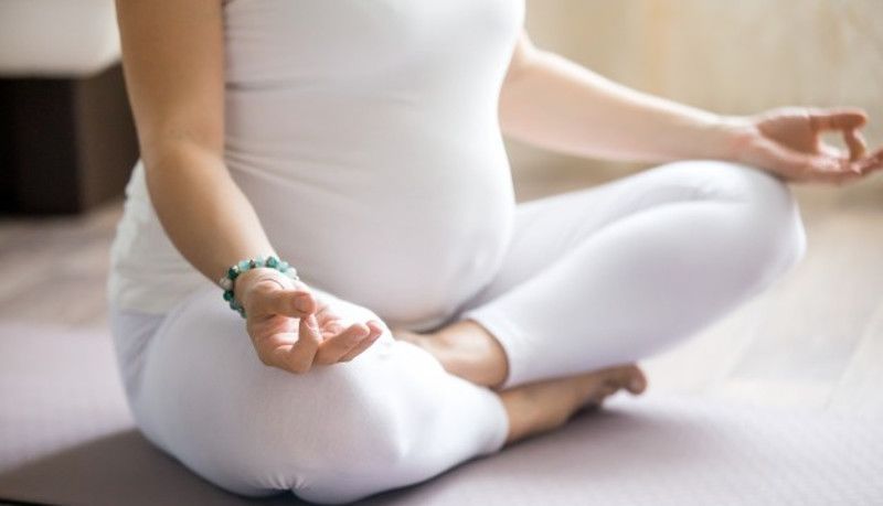 7 Hal yang Perlu Mama Ketahui Tentang Yoga di Trimester Kedua | Popmama.com