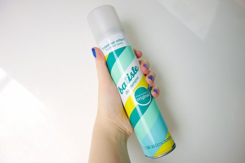 3. Aplikasikan dry shampoo jika tidak sempat keramas