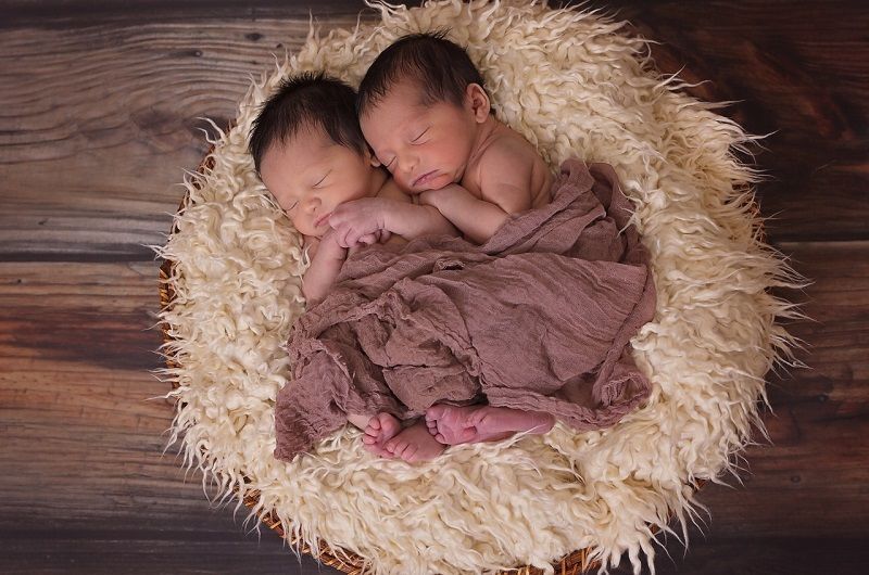 7 Tips Merawat Bayi Kembar Yang Baru Lahir Agar Mama Tidak Pusing Popmama Com