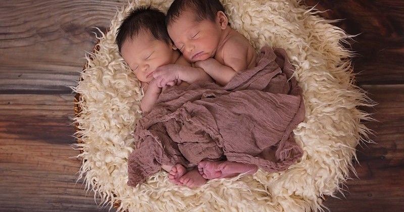 7 Tips Merawat Bayi Kembar Yang Baru Lahir Agar Mama Tidak Pusing Popmama Com