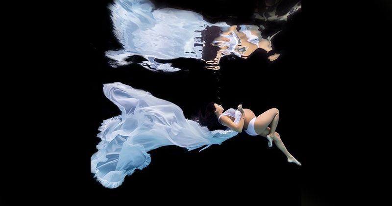 Inspirasi Foto Kehamilan Tema Underwater, Dramatis Elegan