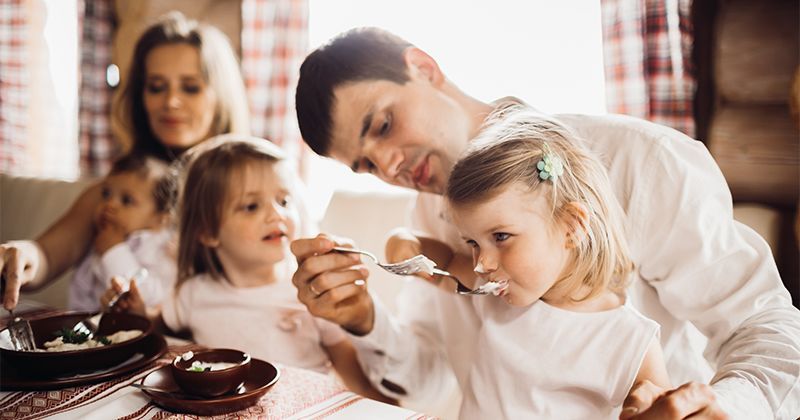 7. Ciptakan waktu makan bersama keluarga