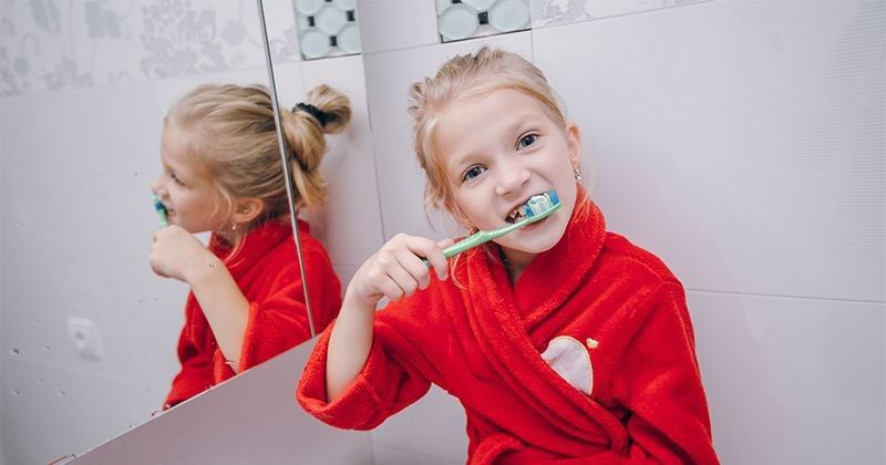 Cara Menggosok Gigi  yang Benar untuk Anak Popmama com