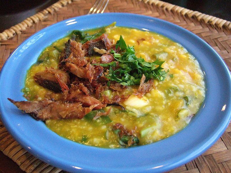 2. Ketupat diolah menjadi bubur manado