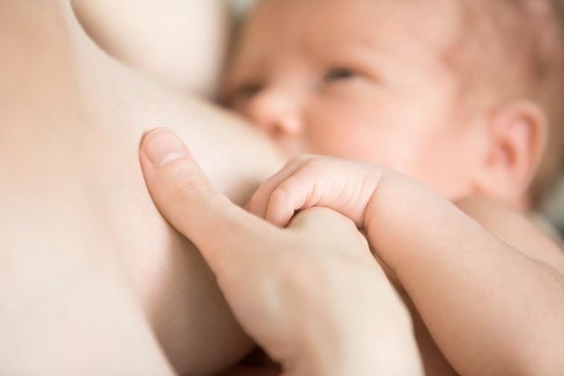 Alasan Bayi Lebih Suka Menyusu Satu Sisi Payudara