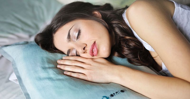 Bahaya Posisi Tidur Miring Membuat Jari Kesemutan saat Bangun Tidur