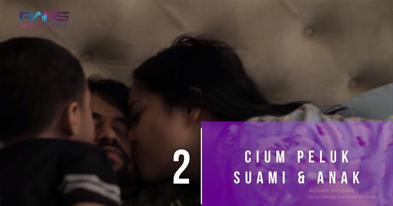 2. Berikan kecupan pelukan