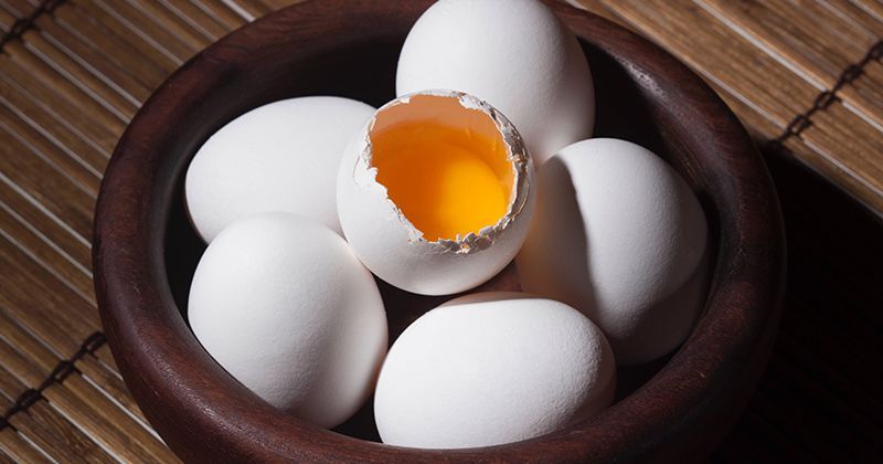 7. Telur mentah atau kurang matang