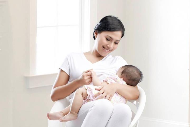 Menyusui Tingkatkan Fungsi Otak Mama