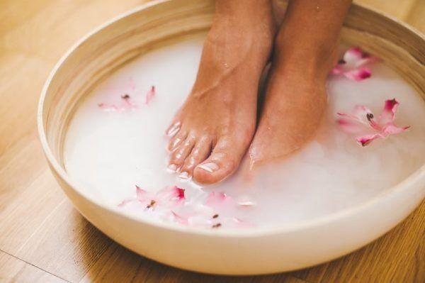 2. Merendam kaki larutan bahan alami