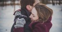 7 Cara Membantu Pasangan Sedang Berduka