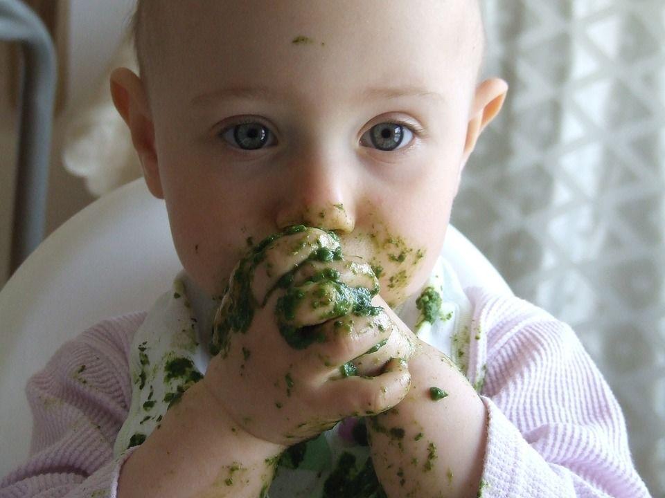 1. Tidak berhenti melirik makanan Mama